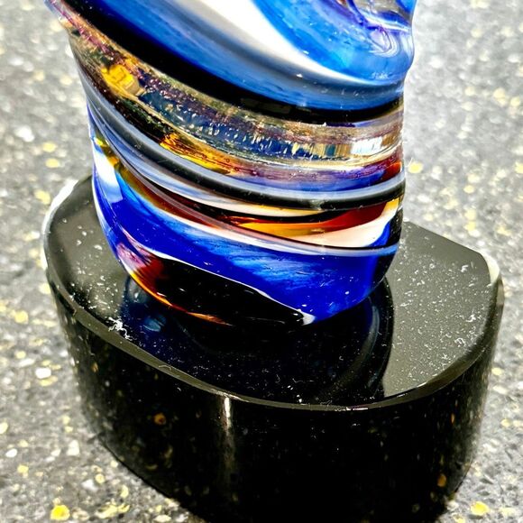 Hand Blown Glass Art Piece. - Picture 5 of 6